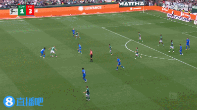 bob半岛体育官方网站-又送礼！弗莱肯出击被过，施密特打空门扳回一城！药厂3-2不莱梅