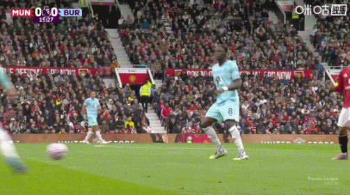 bob半岛体育官方网站-曼联点球取消！芒特与沃克对抗后倒地，VAR介入认定沃克没有犯规