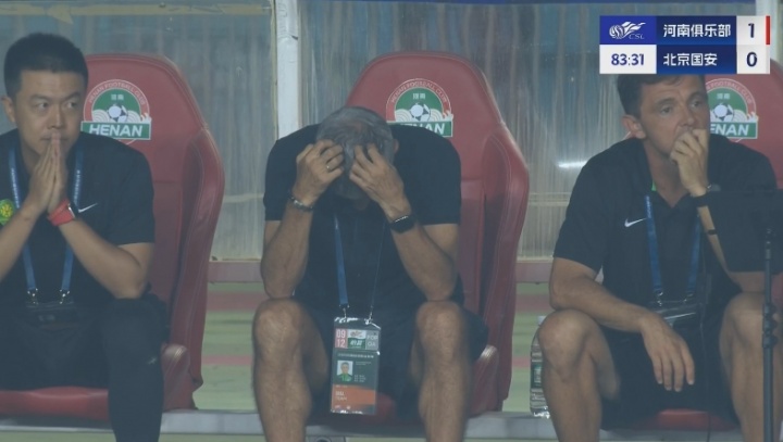 bob半岛体育-压力太大!国安送点后塞蒂恩完全不敢看,头埋在自己怀里了