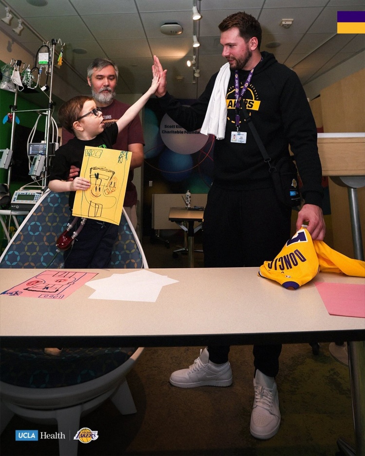 💛💜湖人在UCLA健康中心举行社区活动 詹东里与病患亲密互动