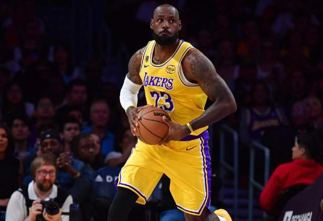 bob半岛体育官方网站-轰21+2+5！斯玛特梦回巅峰，佩林卡签约血赚，他比电风扇强太多了